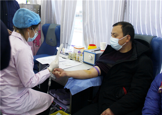 “讓愛暖冬”無償獻(xiàn)血活動走進(jìn)白河縣中廠鎮(zhèn)同心社區(qū)