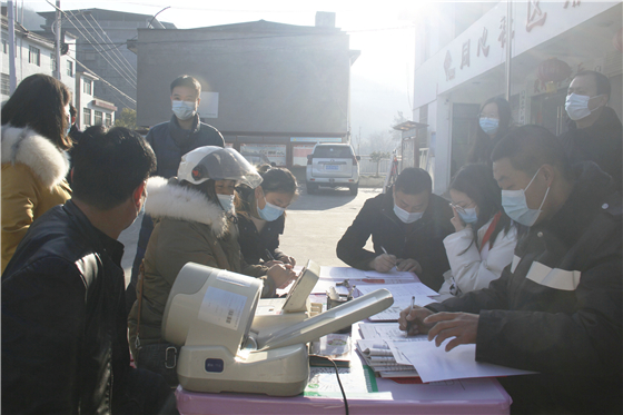 “讓愛暖冬”無償獻(xiàn)血活動走進(jìn)白河縣中廠鎮(zhèn)同心社區(qū)