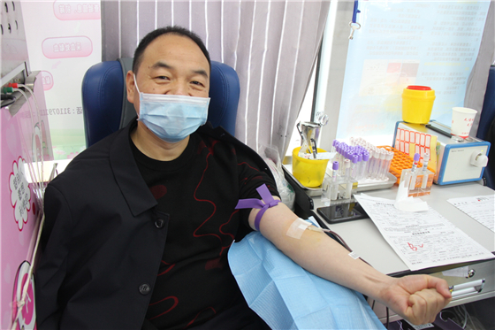 人民警察一心為民，捋袖捐血鐵血柔情——安康市公安局積極開展冬季獻(xiàn)血活動(dòng)