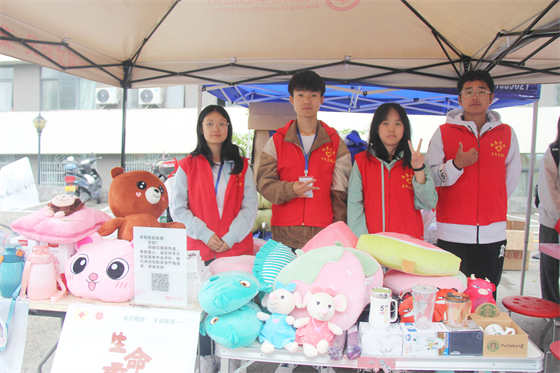 青春熱血匯聚點(diǎn)滴愛心 無私奉獻(xiàn)相約美麗校園