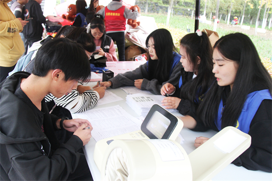 青春熱血匯聚點(diǎn)滴愛心 無私奉獻(xiàn)相約美麗校園