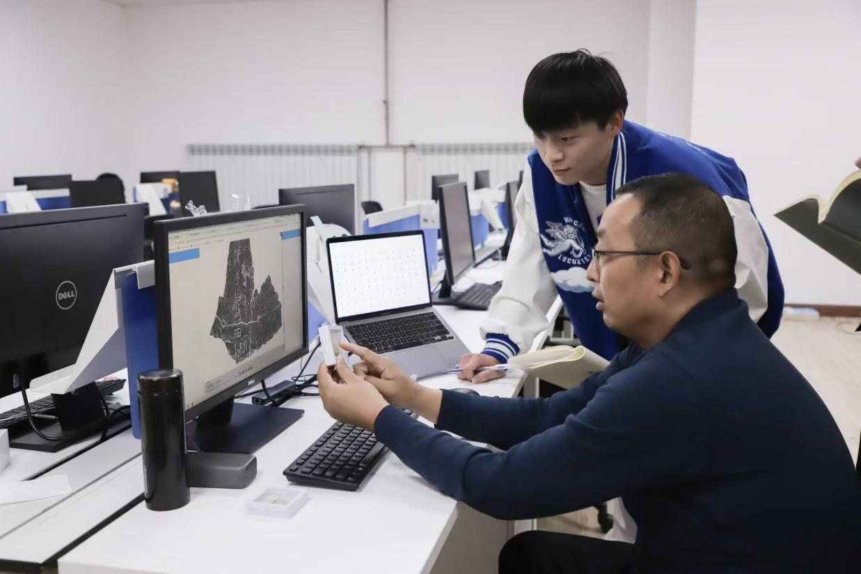 安陽師范學院甲骨文信息處理教育部重點實驗室，劉永革正在給學生講甲骨文。受訪者供圖