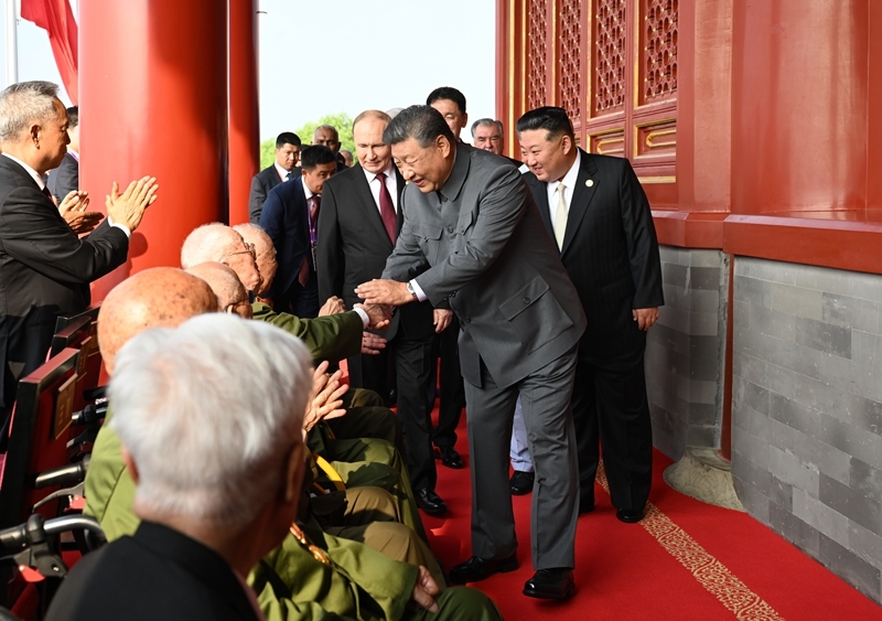 2025年9月3日，習(xí)近平總書記同抗戰(zhàn)老戰(zhàn)士老同志代表親切握手，向他們表示崇高敬意。