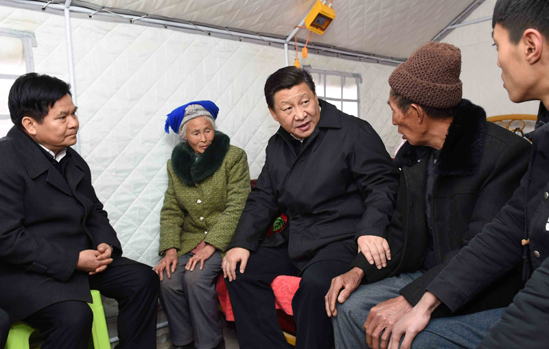 2015年1月19日，習(xí)近平總書記來到云南魯?shù)榭h小寨鎮(zhèn)甘家寨紅旗社區(qū)過渡安置點，看望受災(zāi)群眾甘正芬和她的老伴兒鄒體富。