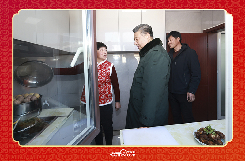 2025年春節(jié)前夕，習(xí)近平總書記在遼寧葫蘆島市綏中縣明水滿族鄉(xiāng)祝家溝村考察時(shí)，走進(jìn)村民朱西存家看望。