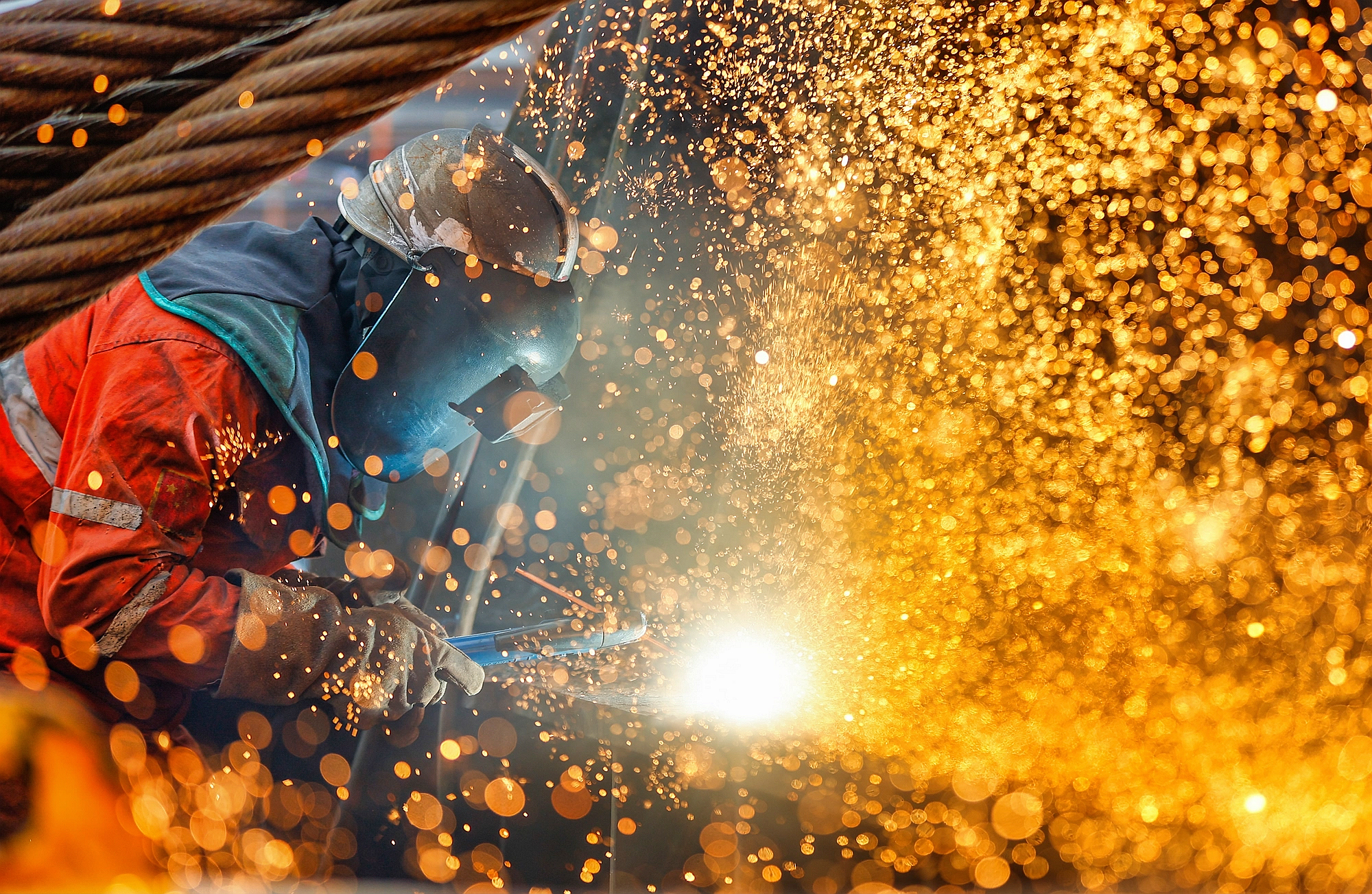 △ 2026年1月29日，在天津市濱海新區(qū)，海上油氣平臺(tái)建設(shè)工人進(jìn)行現(xiàn)場(chǎng)施工。