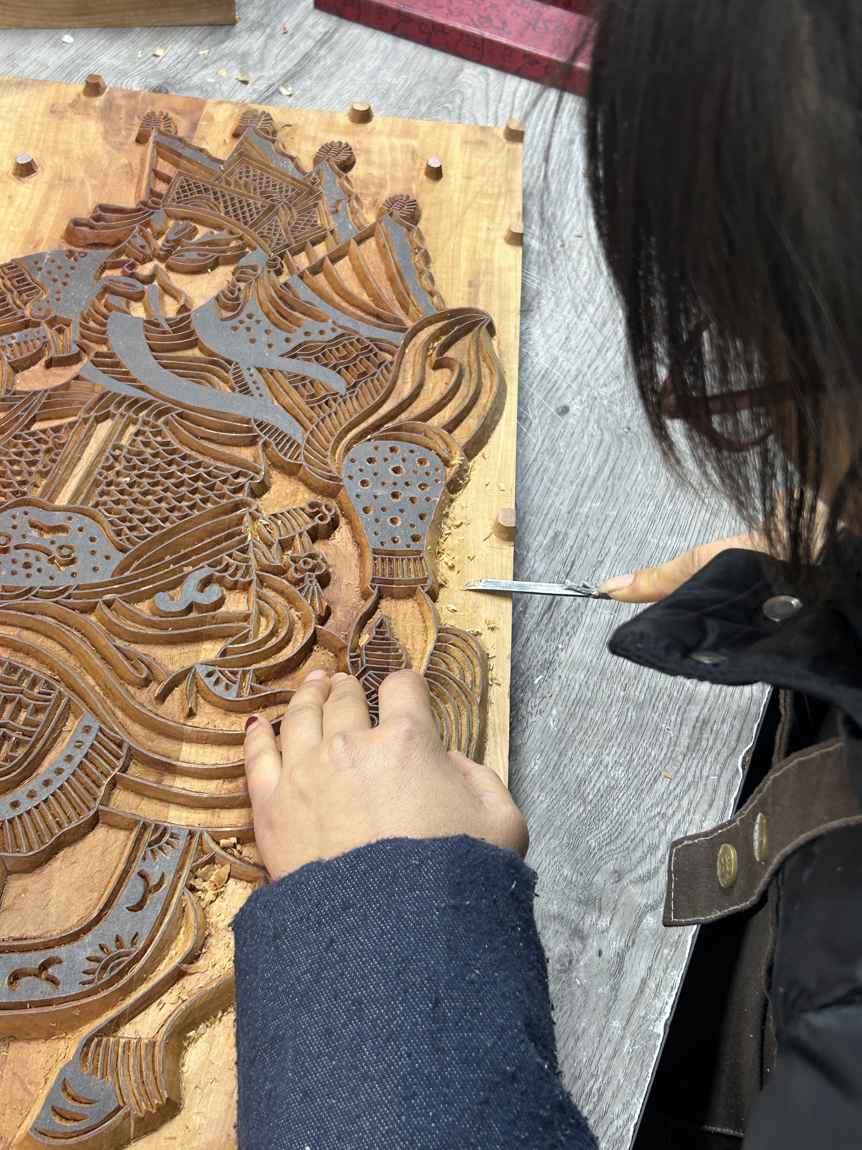 “版畫媽媽”正在雕版 記者 朱潔 攝