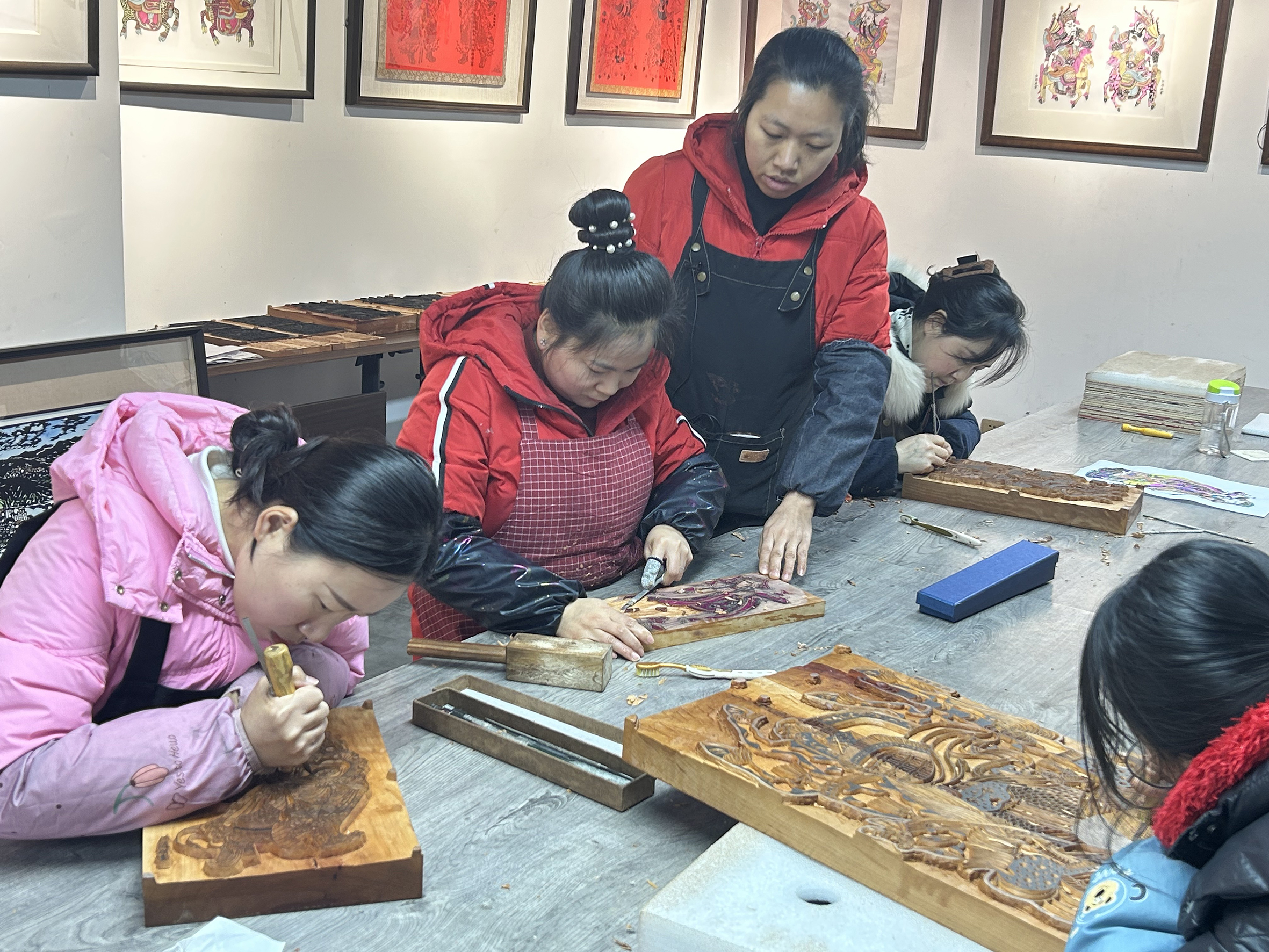 肖昌雙(左三)指導(dǎo)新成員創(chuàng)作。記者 朱潔 攝