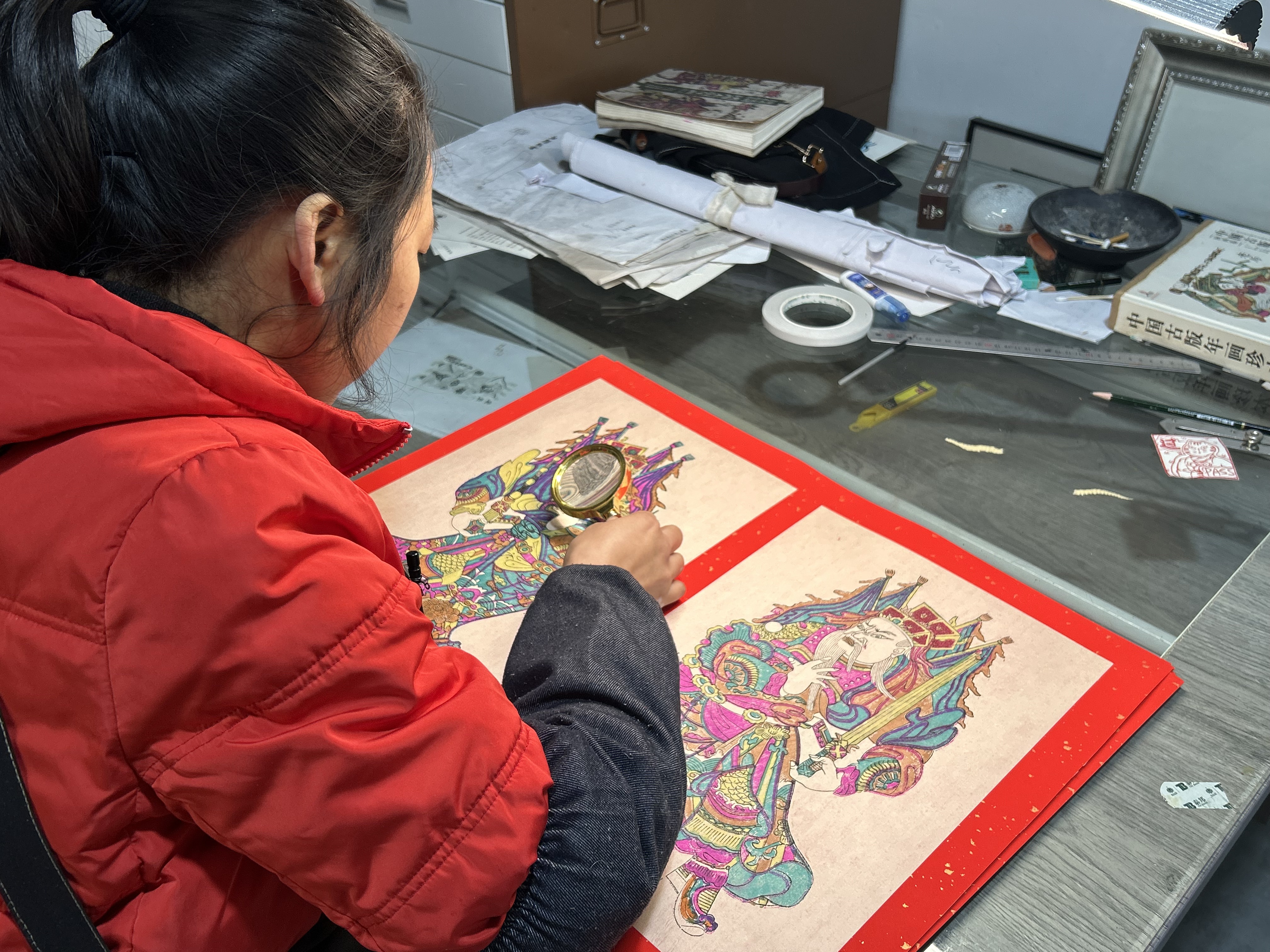 肖昌雙在學(xué)習(xí)傳統(tǒng)紋樣 記者 朱潔 攝