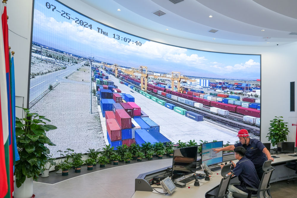 △ 在中哈（連云港）物流合作基地，工作人員通過“中哈物流場站”信息化跟蹤系統(tǒng)查看集裝箱運輸情況（2024年7月25日攝）。