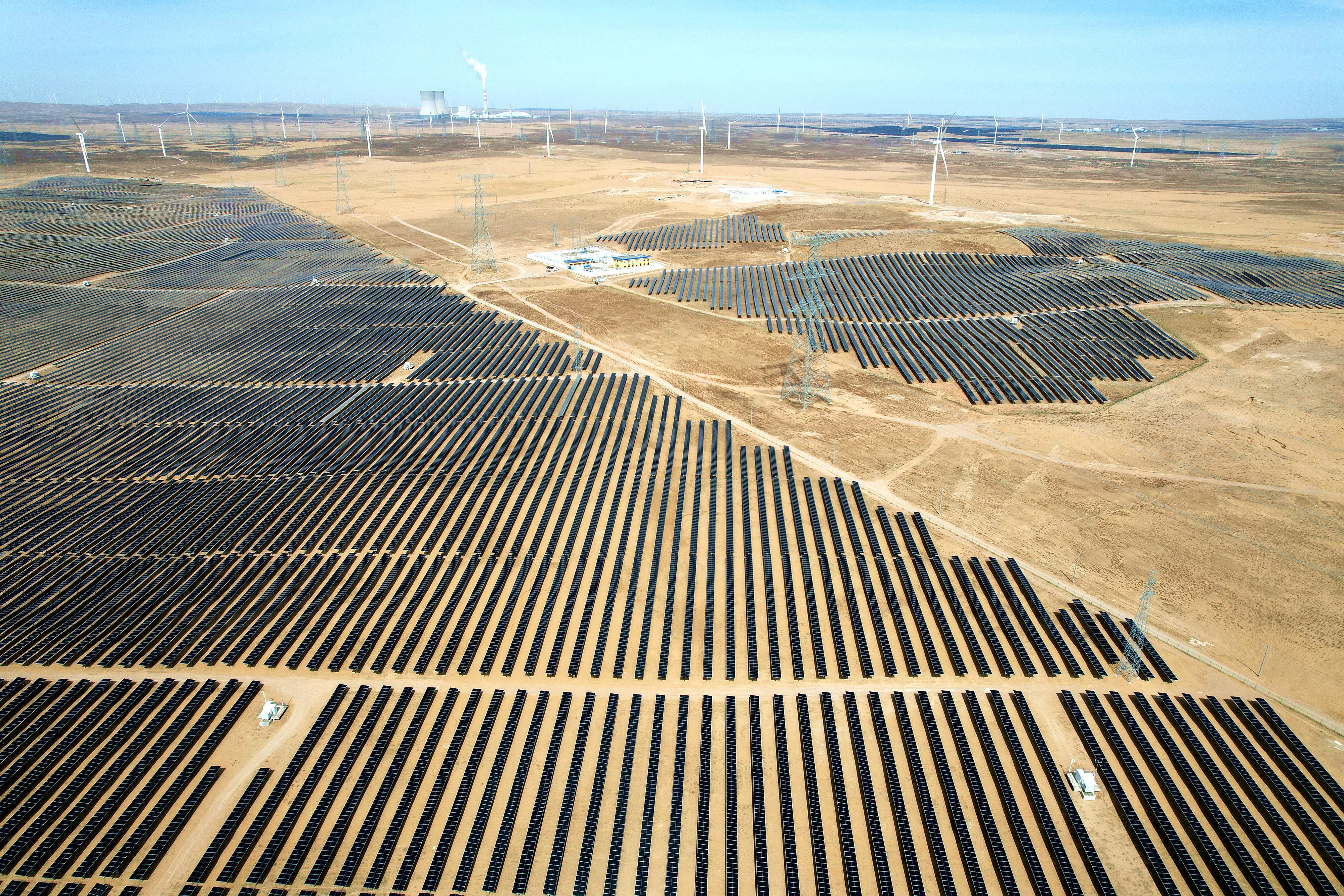 2026年3月18日，寧夏銀川，在靈武市白土崗鄉(xiāng)的一處光伏產(chǎn)業(yè)基地，成片的太陽(yáng)能光伏板匯成一片“藍(lán)色海洋”。