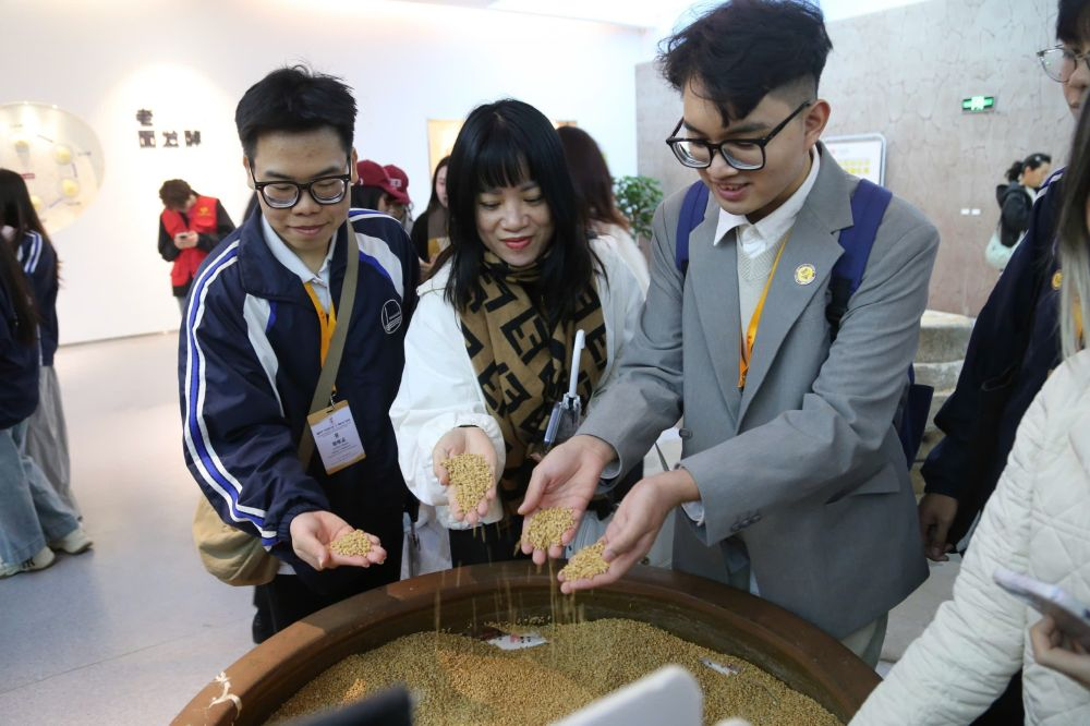 2026年3月30日，參加“紅色研學(xué)之旅”的越南青年在河北參觀新農(nóng)村建設(shè)。