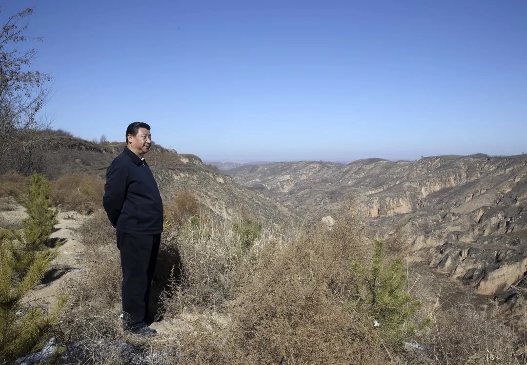 2015年2月13日，習(xí)近平回到陜西省延安市延川縣文安驛鎮(zhèn)梁家河村看望父老鄉(xiāng)親。在一段山路上，他停了下來，舉目凝望。